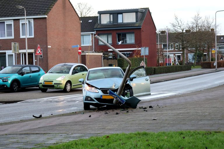 Kind aangereden op zebra, auto schiet door op lantaarnpaal