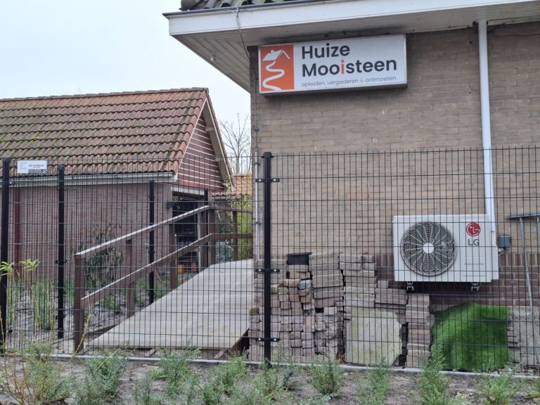 SP stelt vragen over blokkade rolstoelingang Huize Mooisteen door gemeentelijk hek