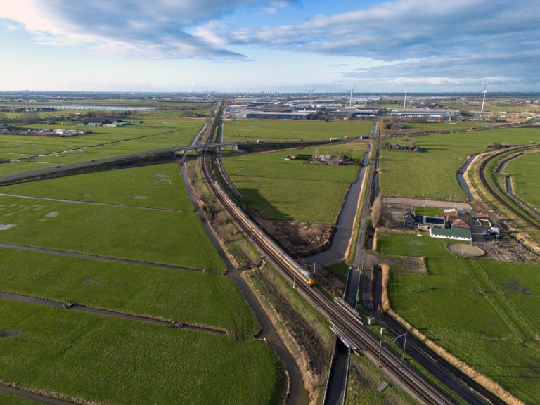 Trein door Cortelande bij het ‘visje’
