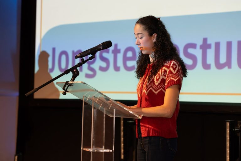 Volg jij Jeugdbestuurder Shifra Loman op?