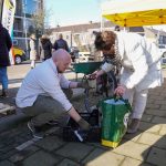 Inwoner ontvangt planten