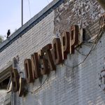 Waddinxveen – Buitengebied – Oude boonstoppel fabriek aan de Wilhelminakade 3 met vergane logo