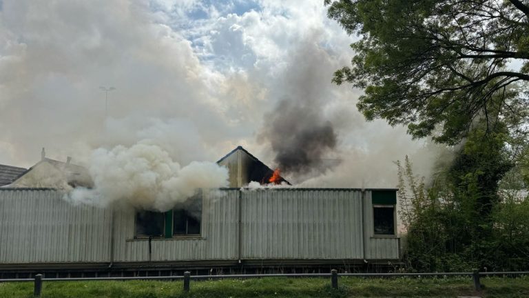 Grote brand in leegstaande tenniskantine Zevenhuizen