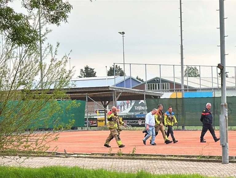Burgemeester Weber heeft snelle sloop tenniskantine Zevenhuizen beloofd aan buurt