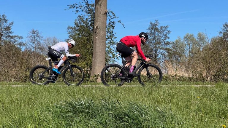 Roeibaan in teken van snelheid op de weg