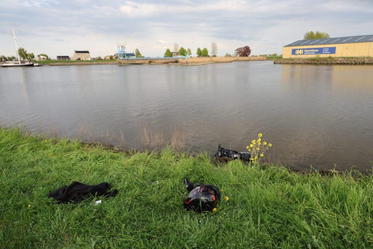 Motorrijder vliegt uit de bocht op de Groenendijk de Hollandsche IJssel in