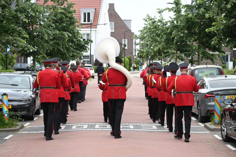De fanfare door Brinckhorst Moordrecht