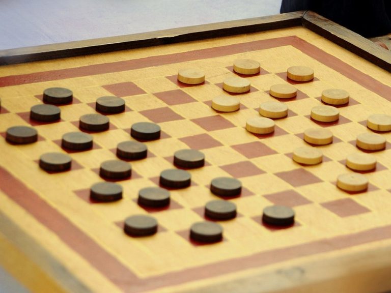 Simultaan dammen ‘De Bevrijding’ voor scholieren