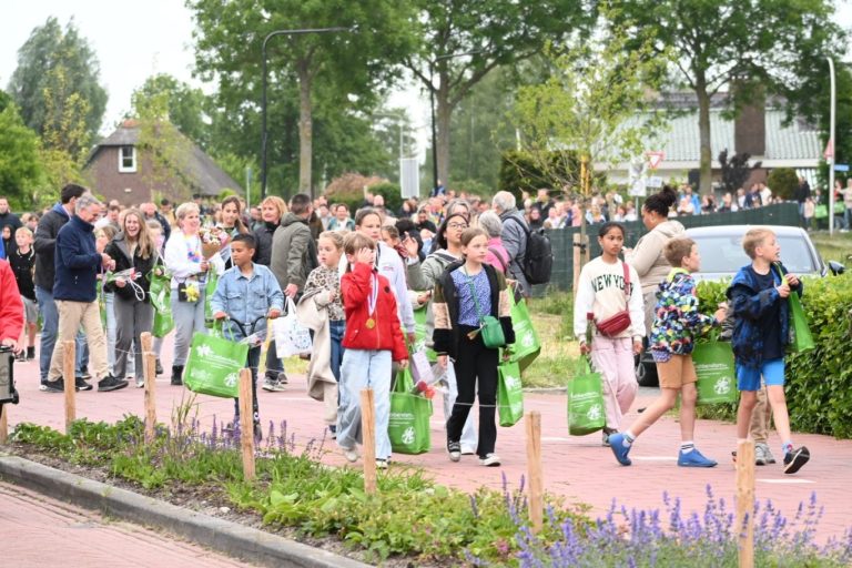 Vrolijke binnenkomst Avondvierdaagse in Moordrecht (video)