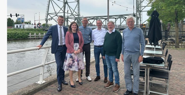 Bronzen beeldje voor oud-leden van participatie advies raad Waddinxveen