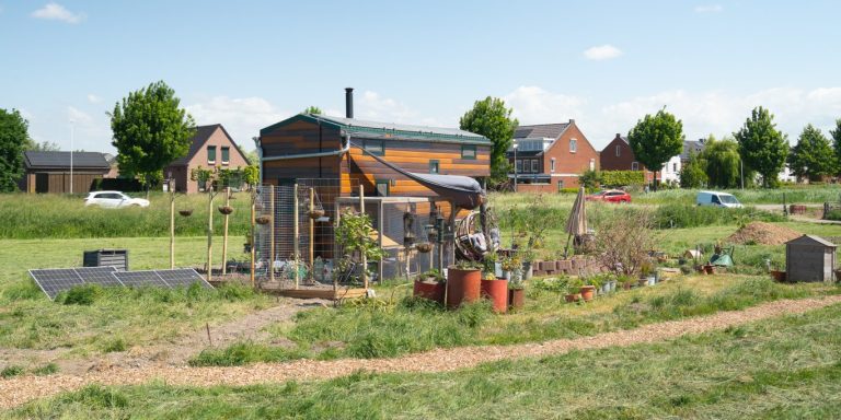 In dit duurzame Tiny Housedorp in Zevenhuizen delen bewoners spullen en lief en leed