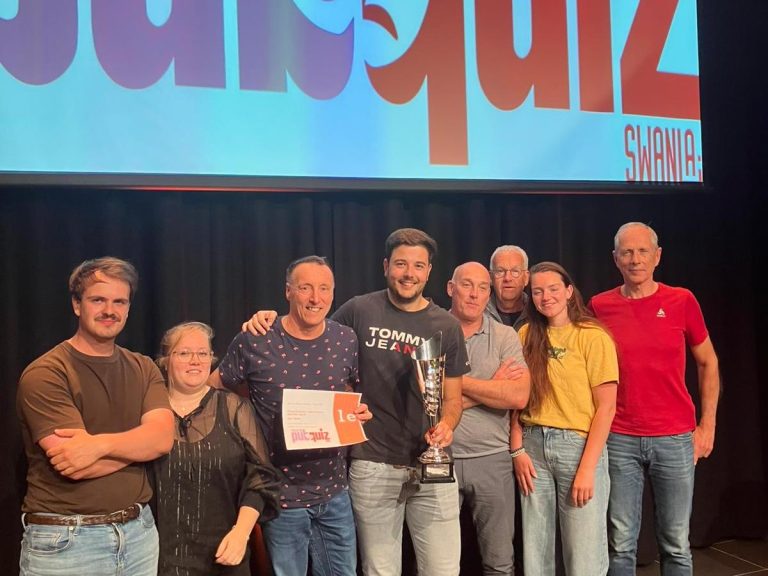 Bij laatste pubquiz van het seizoen blijven de prijzen in Zevenhuizen