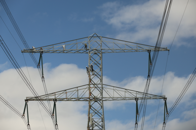 Hoogstaand verfklusje voor hoogspanningsmasten