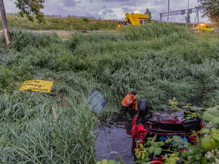 Auto schiet oprit af bij Moordrecht: 4 gewonden