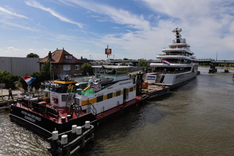 Megajacht Valor kan niet door defecte Coenecoopbrug