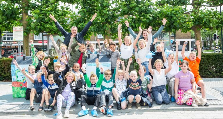 Leerlingen afvalvrije Bethelschool Waddinxveen geven containers een kleurrijke make-over