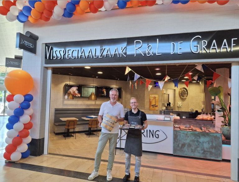 Eerste vaatje Hollandse Nieuwe geveild bij Rotary Club Zuidplas