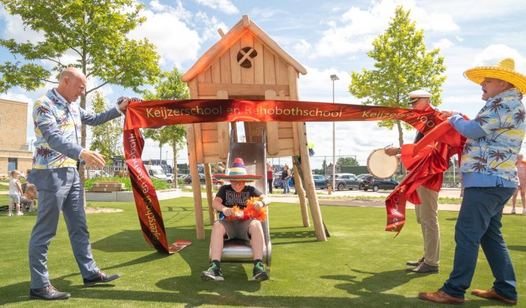 Nieuw schoolplein Rehobothschool en Keijzerschool te Moerkapelle feestelijk geopend