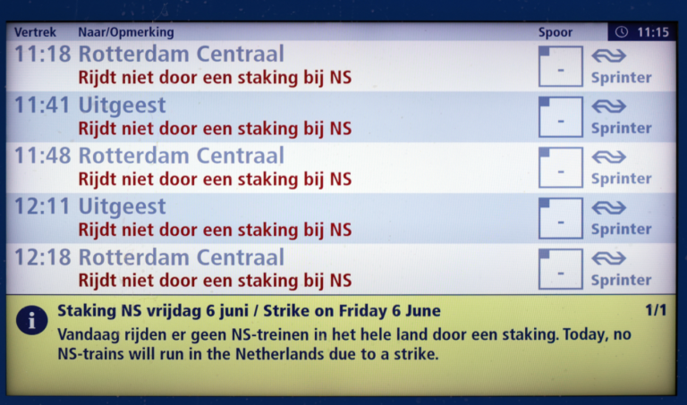 Morgen geen trein of bus door staking