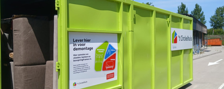 Oude meubels nu in aparte container Afvalbrengstation Nieuwerkerk