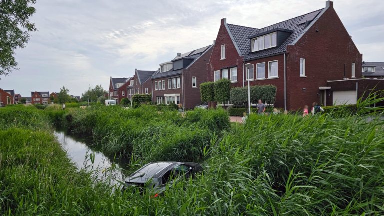 Vergeten handrem zorgt voor auto te water in Zevenhuizen