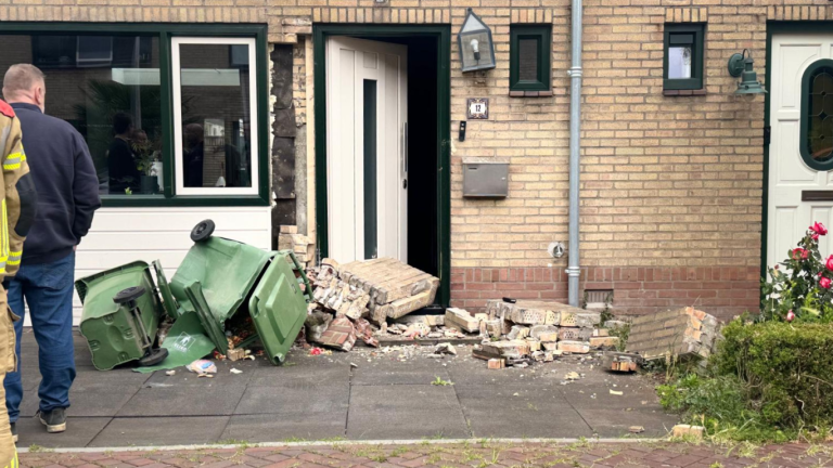 Schade aan woning na aanrijding auto tegen muurtje in Zevenhuizen