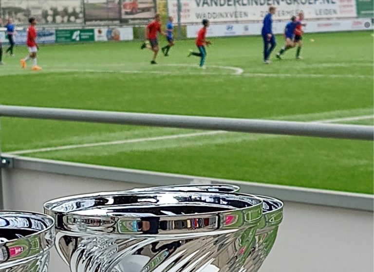 Voetballen en een frisse duik: Sportstichting Zuidplas sluit schooljaar sportief af.