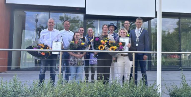 Medaille voor dappere redders die rolstoelfietsers uit sloot haalden