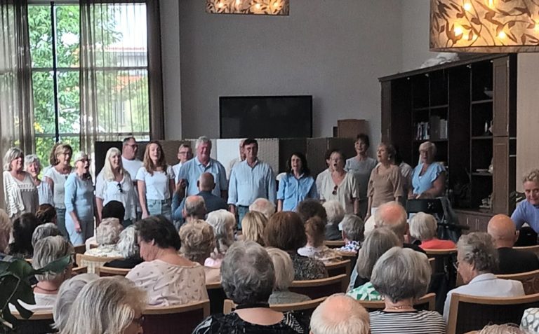 Zomergevoel en meezingers bij laatste concertmiddag in De Meander