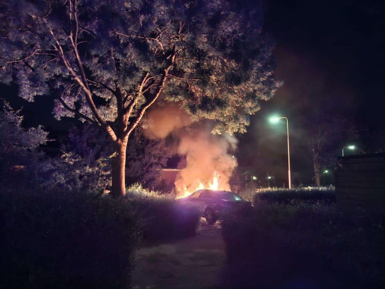 Auto verwoest in Zevenhuizen na mogelijke brandstichting