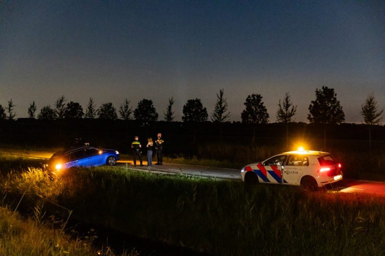 Auto met achterkant te water in Waterwijk Nesselande