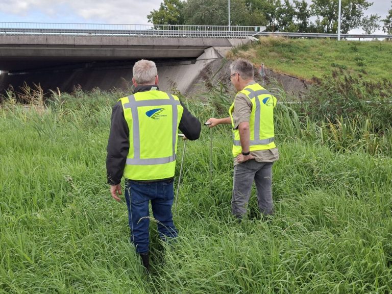 Vrijwillige dijkwachten controleren veendijken bij Noordeinde Zevenhuizen