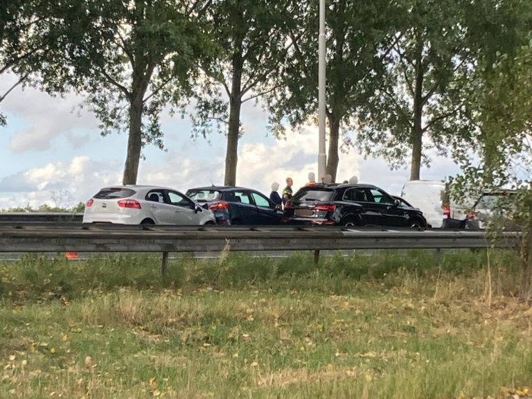Veel vertraging door kettingbotsing op A20