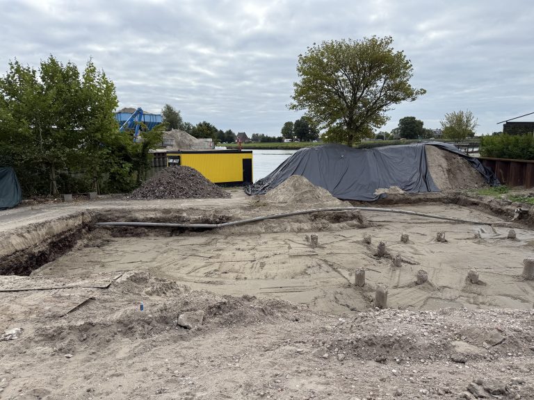 Sloop Café Rustwat: Ruimte voor kelder uitgegraven