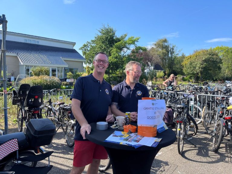 Lionsclub Zevenhuizen bij fietsenstalling Oogstfeest