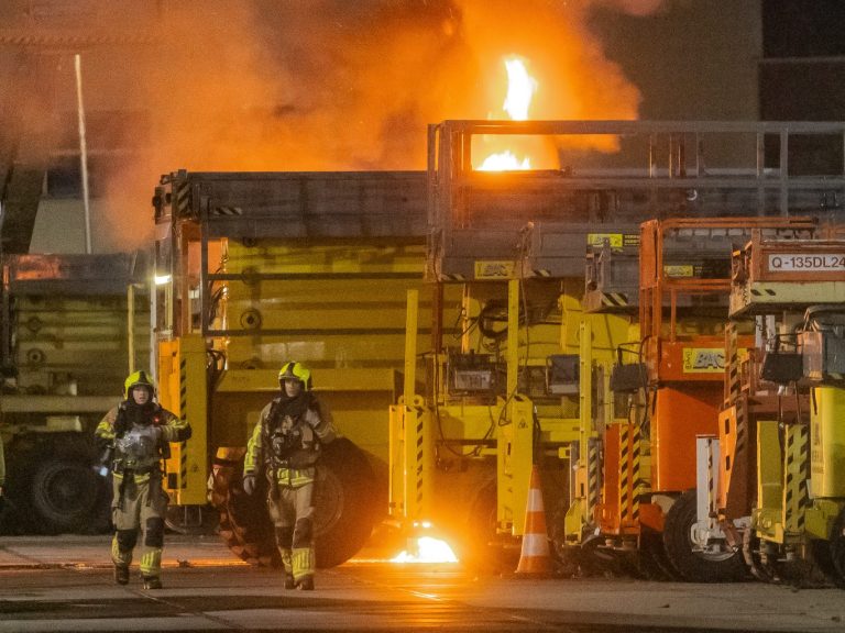 Hoogwerkers in brand bij bedrijf Waddinxveen