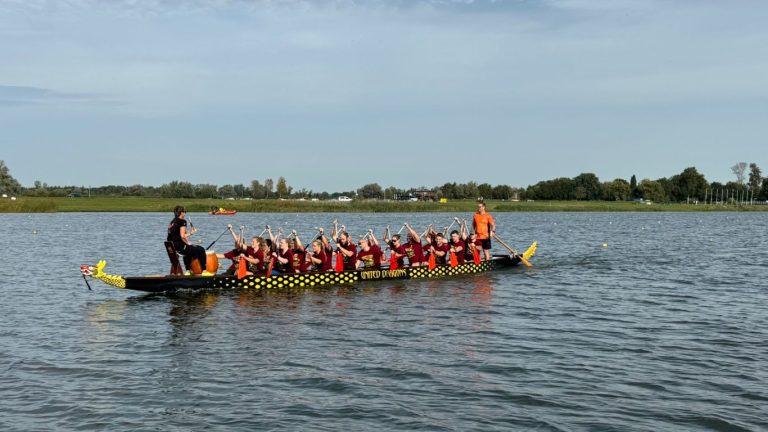 Drakenboten racen over Willem-Alexanderbaan