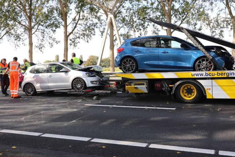 Lange file door kopstaartbotsing vier voertuigen A20 Nieuwerkerk