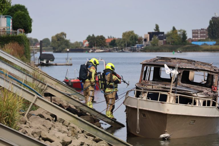 Brandweer handen vol aan brandend jacht op Hollandsche IJssel