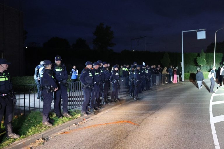 Veel ME aanwezig bij rustige demonstratie tegen ROL Nieuwerkerk