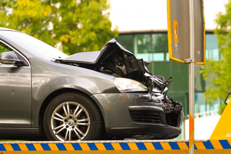 Personenauto schiet onder vrachtwagen A20 Nieuwerkerk