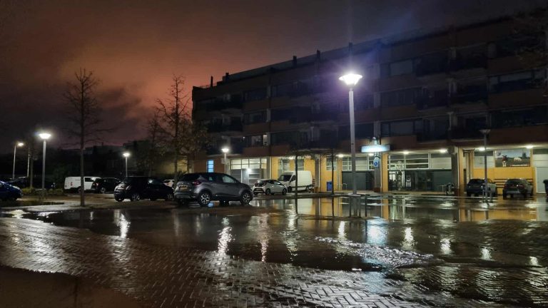 Parkeerplaats Dorrestein onder water na lekkage waterleiding