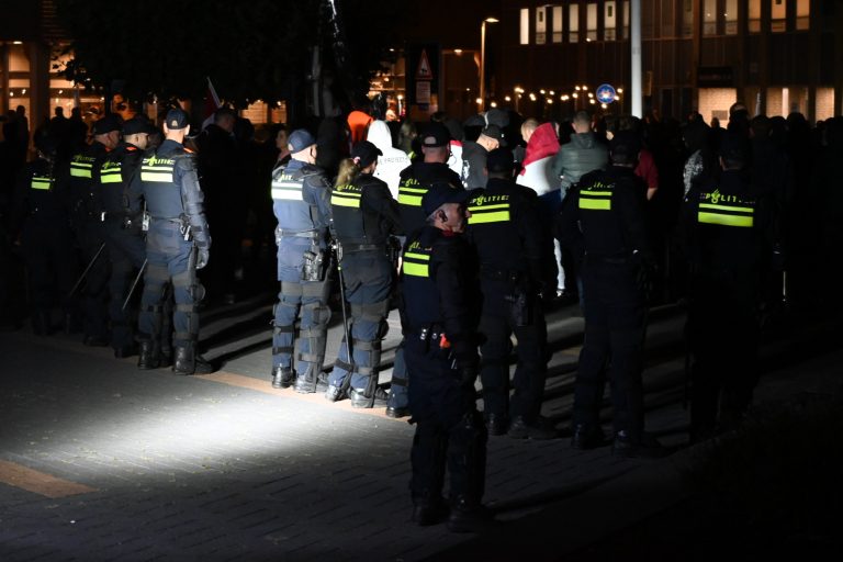 Rustig verlopen demonstratie tegen AZC bij gemeentehuis