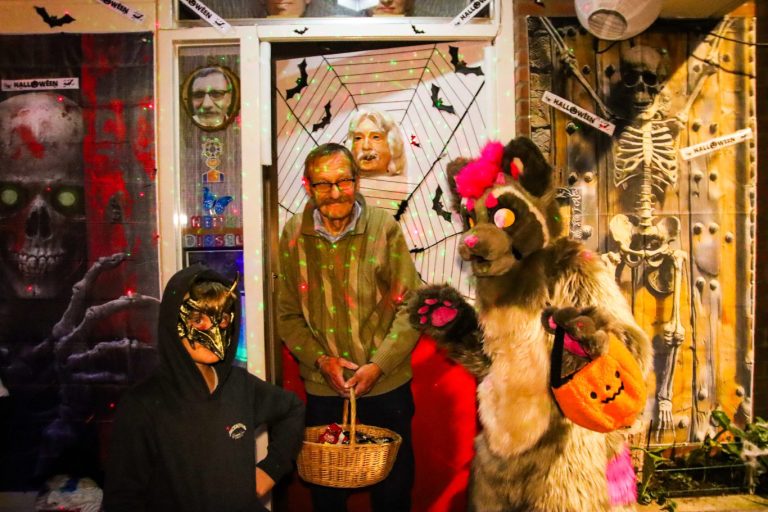 Henk(81) zit weer klaar voor Halloween