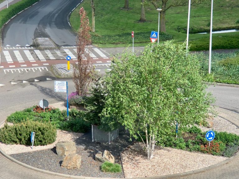 Rotonde Batavierlaan met Kerklaan in Nieuwerkerk ruim maand op slot
