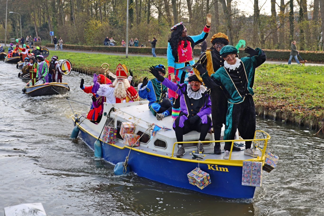 Sinterklaas ondanks kwijtgeraakte kaartpiet veilig in Nieuwerkerk (video)
