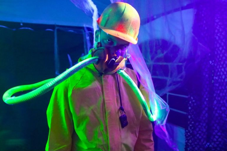 Parkzoomhal omgetoverd in griezeldoolhof