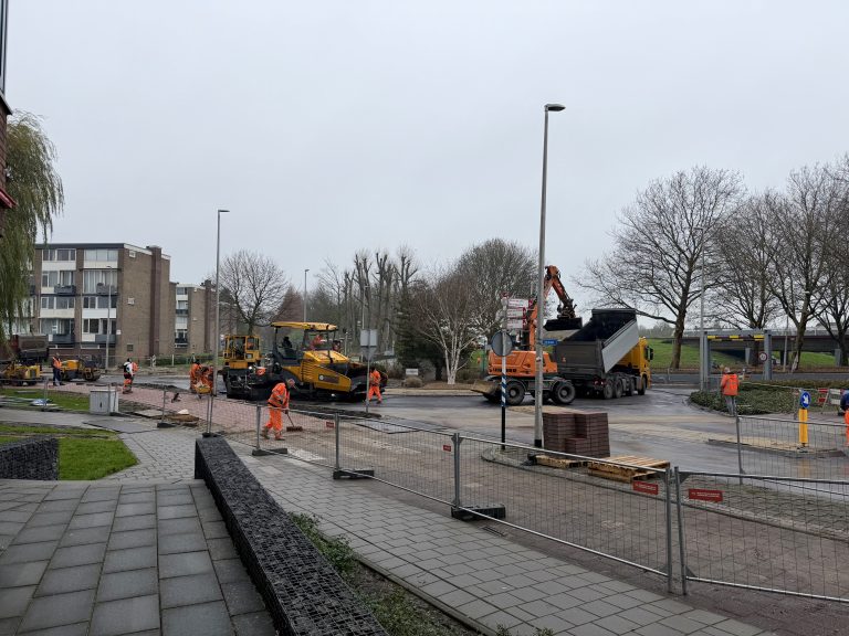 Asfalteren rotonde Kerklaan-Batavierlaan
