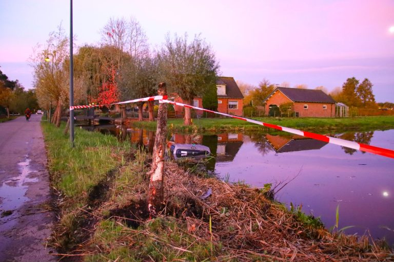 Verlaten auto bijna kopje onder water ‘s-Gravenweg Nieuwerkerk