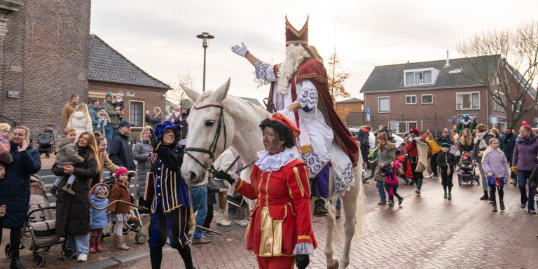 Sinterklaas maakt Moerkapelse kinderen blij met intocht